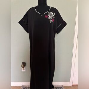 Elegant Caftan Black Dress maxi‎ with Floral Embroidery. Size Medium. NWOT